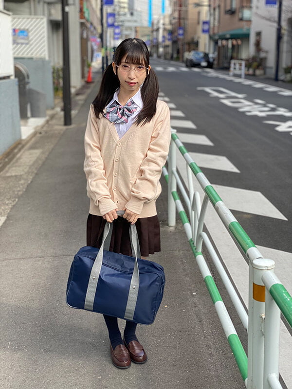 駅弁露出 抱っこSEXが大好き！！パイパン微少女をパンパンパンパン！