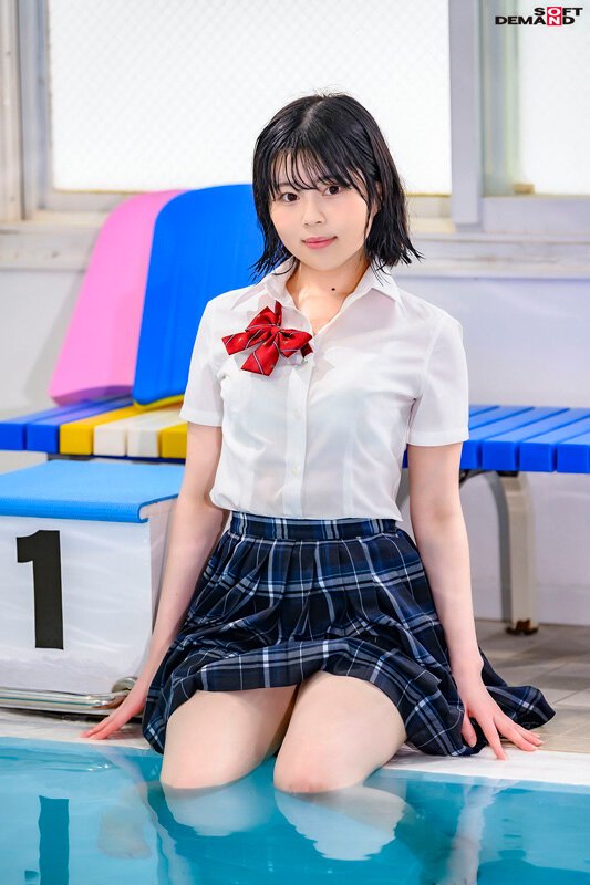 青春汁まみれ みずみずしくフレッシュなつるぺたパイパンボディから汁、汗、潮、精子が弾け飛ぶ！どっぴゅん10発！！ 霧島さな