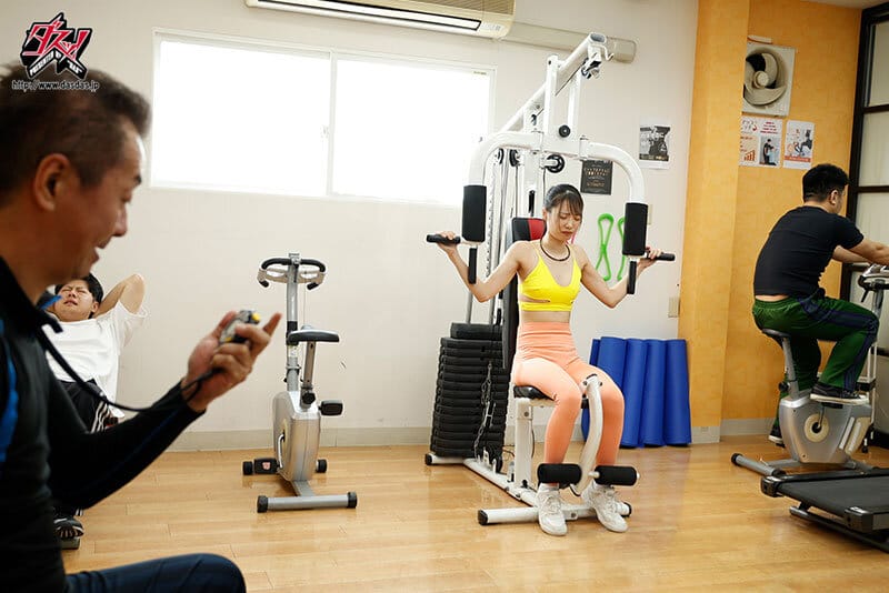 時間停止inスポーツジム タイムストップ中に溜め込んだ快感に潮吹きジョボボ！よだれドロォ！スイッチON⇔OFF繰り返し感度爆増！絶頂ブレイクダウン！ 月野江すい