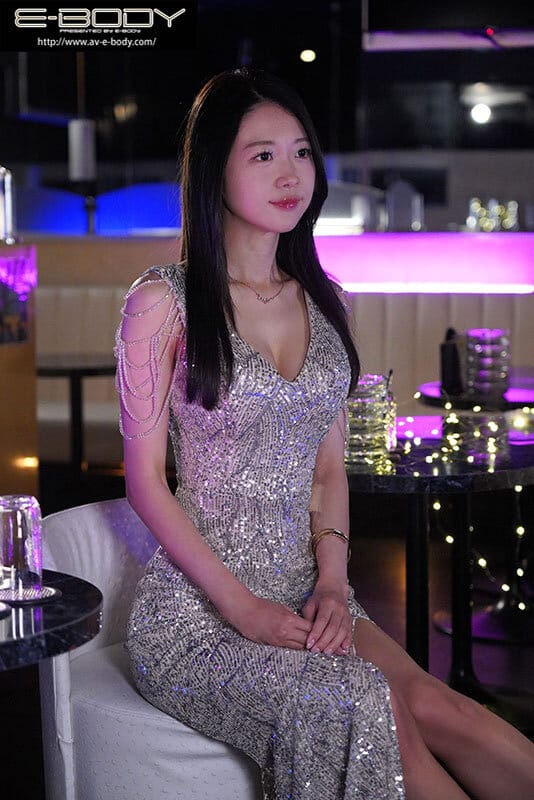 数多くの財界人が遊ぶ高級クラブのトップ嬢は脱いだら極細美ボディ、ドスケベ 超華奢55cm 美巨乳No.1ホステス AVデビュー 香住みなみ