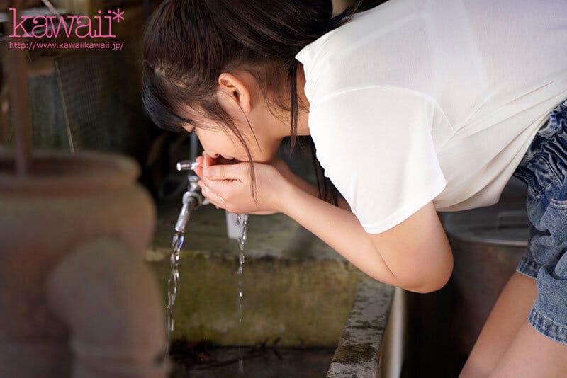 森林の恵みを感じ、豊かな自然に育まれた、汚れなき子は、実は濃厚おじさんとエッチがしたい！ 山梨県の過疎地で、お爺ちゃんと2人暮らしの女の子AVデビュー 柊みおり