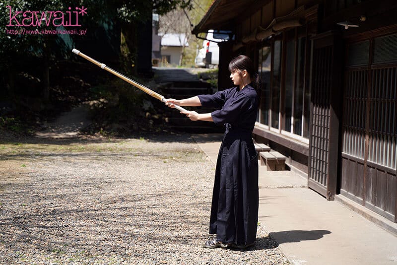 森林の恵みを感じ、豊かな自然に育まれた、汚れなき子は、実は濃厚おじさんとエッチがしたい！ 山梨県の過疎地で、お爺ちゃんと2人暮らしの女の子AVデビュー 柊みおり