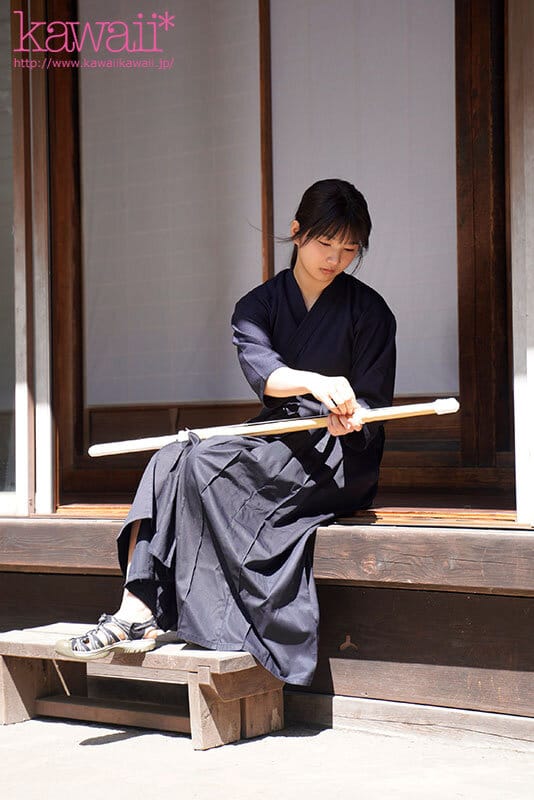 森林の恵みを感じ、豊かな自然に育まれた、汚れなき子は、実は濃厚おじさんとエッチがしたい！ 山梨県の過疎地で、お爺ちゃんと2人暮らしの女の子AVデビュー 柊みおり