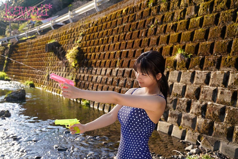 森林の恵みを感じ、豊かな自然に育まれた、汚れなき子は、実は濃厚おじさんとエッチがしたい！ 山梨県の過疎地で、お爺ちゃんと2人暮らしの女の子AVデビュー 柊みおり