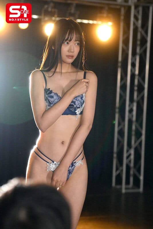 全裸より恥ずかしい… 布面積0.1％のファッションモデル 明日葉みつは